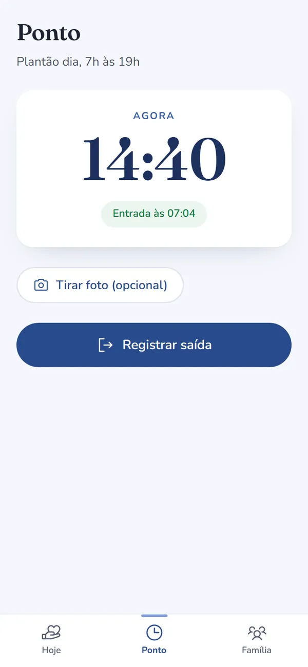 Tela Ponto da cuidadora: plantão do dia, das 7h às 19h, com entrada às 07:04 e o botão Registrar saída.